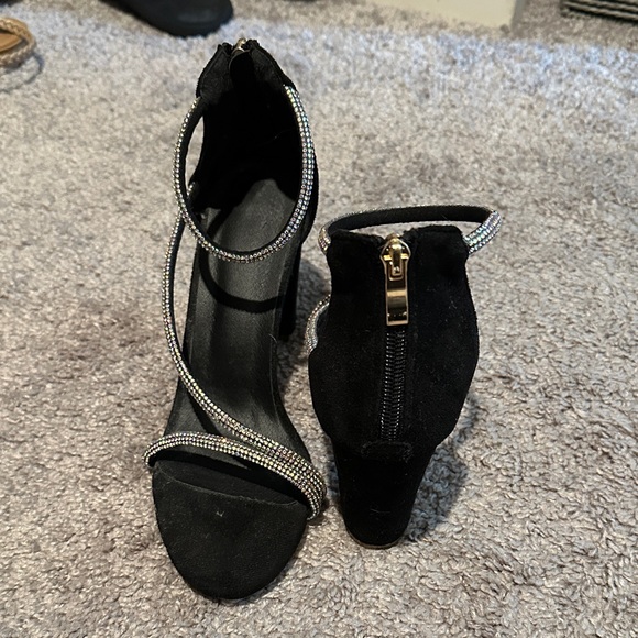 Elegant Black Strappy Heels with Rhinestone Detailing - Picture 2 of 4